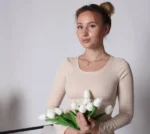 Фото Киры с тюльпанами